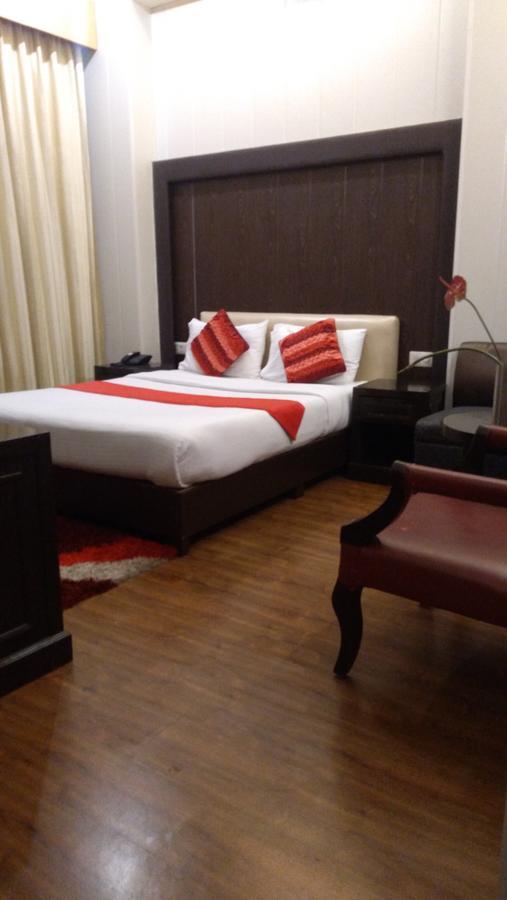 Hotel Bizzotel Gurgaon Exterior photo