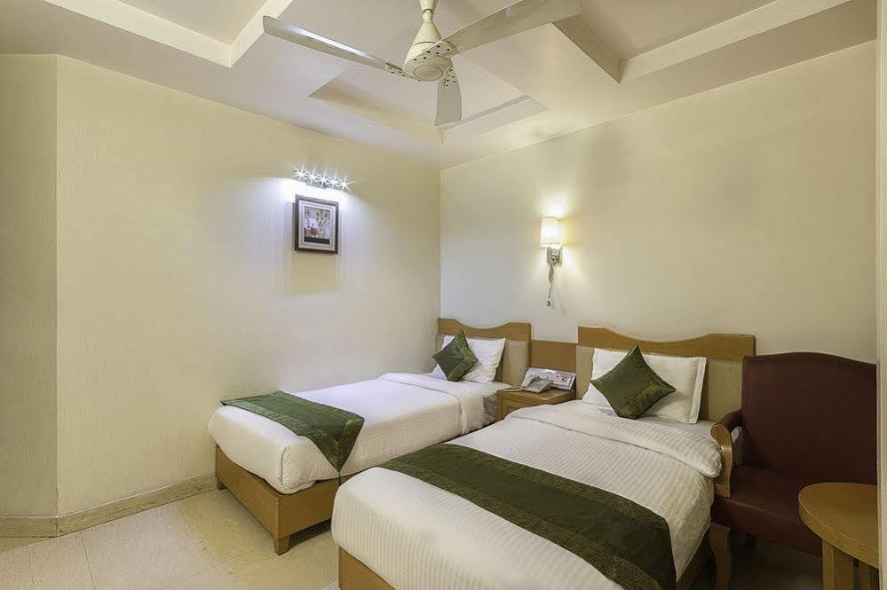 Hotel Bizzotel Gurgaon Exterior photo
